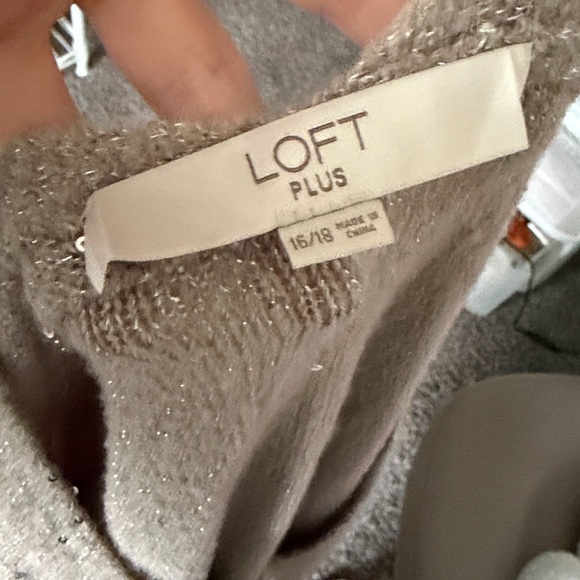 LOFT Beige V-Neck Sweater with Sparkle size 16/18 - Picture 6 of 7